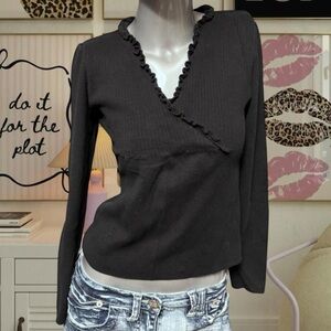 “Tape Measure” Y2K Lettuce-Trim Detail Sweater

Size M. In great used condition!